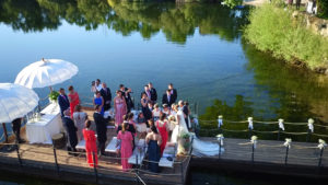 Aéreo con todos los invitados disfrutando del cóctel al aire libre. Drones para bodas